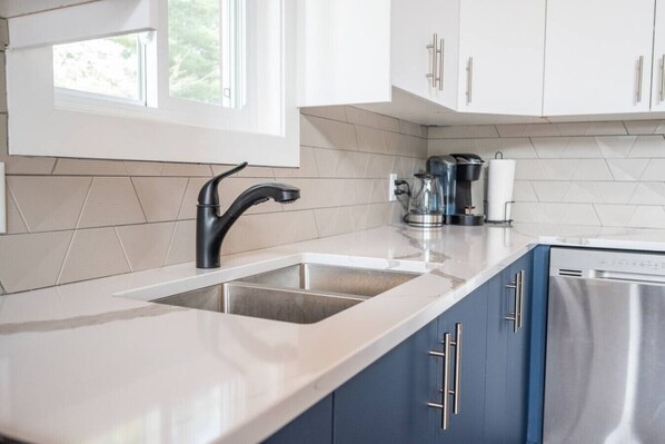 Fridge, oven, stovetop, dishwasher