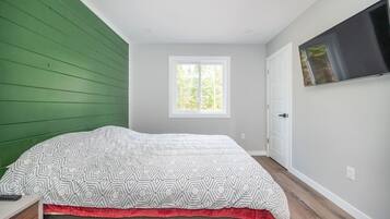 3 bedrooms, desk, WiFi, bed sheets