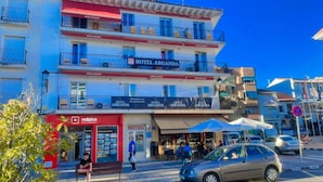 A multi-story hotel with balconies and a red awning. - HOTEL ARGANDA (Arganda del Rey)