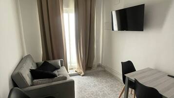 Standaard studio | Woonruimte | Een 40-inch smart-tv met digitale zenders