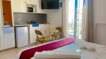 Estudio Deluxe, balcón, vistas a la ciudad | Cocina privada | Nevera en la zona común y microondas en la zona común