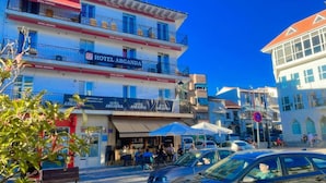 A multi-story building with balconies and a sign reading "HOTEL ARGANDA". - HOTEL ARGANDA (Arganda del Rey)