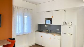 Apartamento Deluxe, balcón, vistas a la ciudad | Cocina privada | Nevera en la zona común y microondas en la zona común