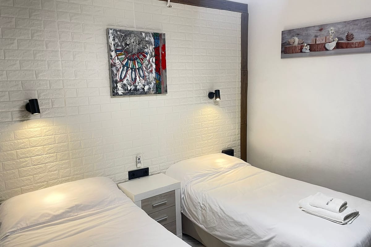 Standaard tweepersoonskamer | 1 slaapkamer, luxe beddengoed, donzen dekbedden, individueel gedecoreerd