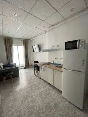 Standard Studio | Private kitchen | Fridge, microwave - HOTEL ARGANDA (Arganda del Rey)