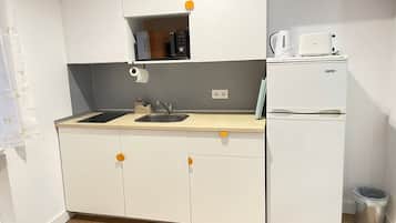 Deluxe Apartment, Balcony, City View | Private kitchen