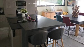 Kaffe-/temaskine, køleskab, mikrobølgeovn, ovn