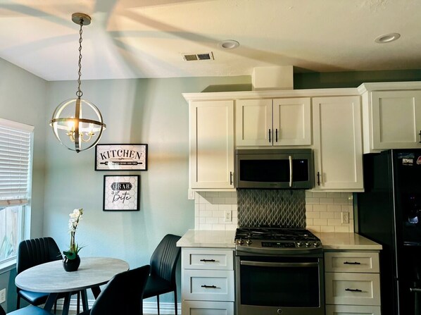 Refrigerador, microondas, horno, placa de cocina