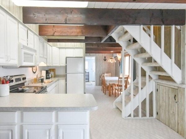 ثلاجة، ميكروويف، موقد طهي مسطح، غسالة أطباق