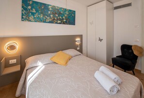 3 slaapkamers, een strijkplank/strijkijzer, reisbedje, gratis wifi