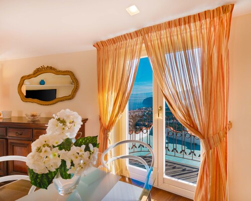 AMORE RENTALS - Villa Grazielluccia with Sea View and Swimming Pool