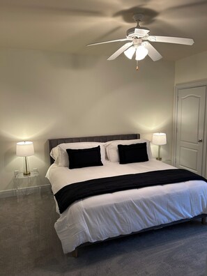 2 bedrooms, free WiFi, bed sheets - Houndstooth Heaven - half mile from Bryant Denny Stadium  (Tuscaloosa)