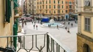A square with a fountain, surrounded by multi-story buildings with balconies. - Lia Rooms Cinque Terre Wave (La Spezia)