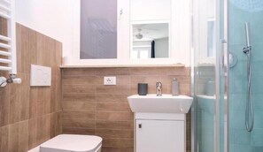 Douche, sèche-cheveux, bidet, serviettes fournies