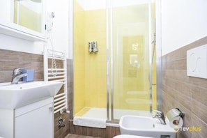 Douche, sèche-cheveux, bidet, serviettes fournies