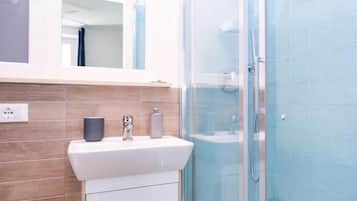 Shower, pengering rambut, kloset, dan handuk
