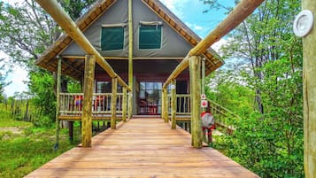 1 habitación, escritorio y espacio para trabajar con laptop