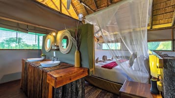 1 habitación, escritorio y espacio para trabajar con laptop