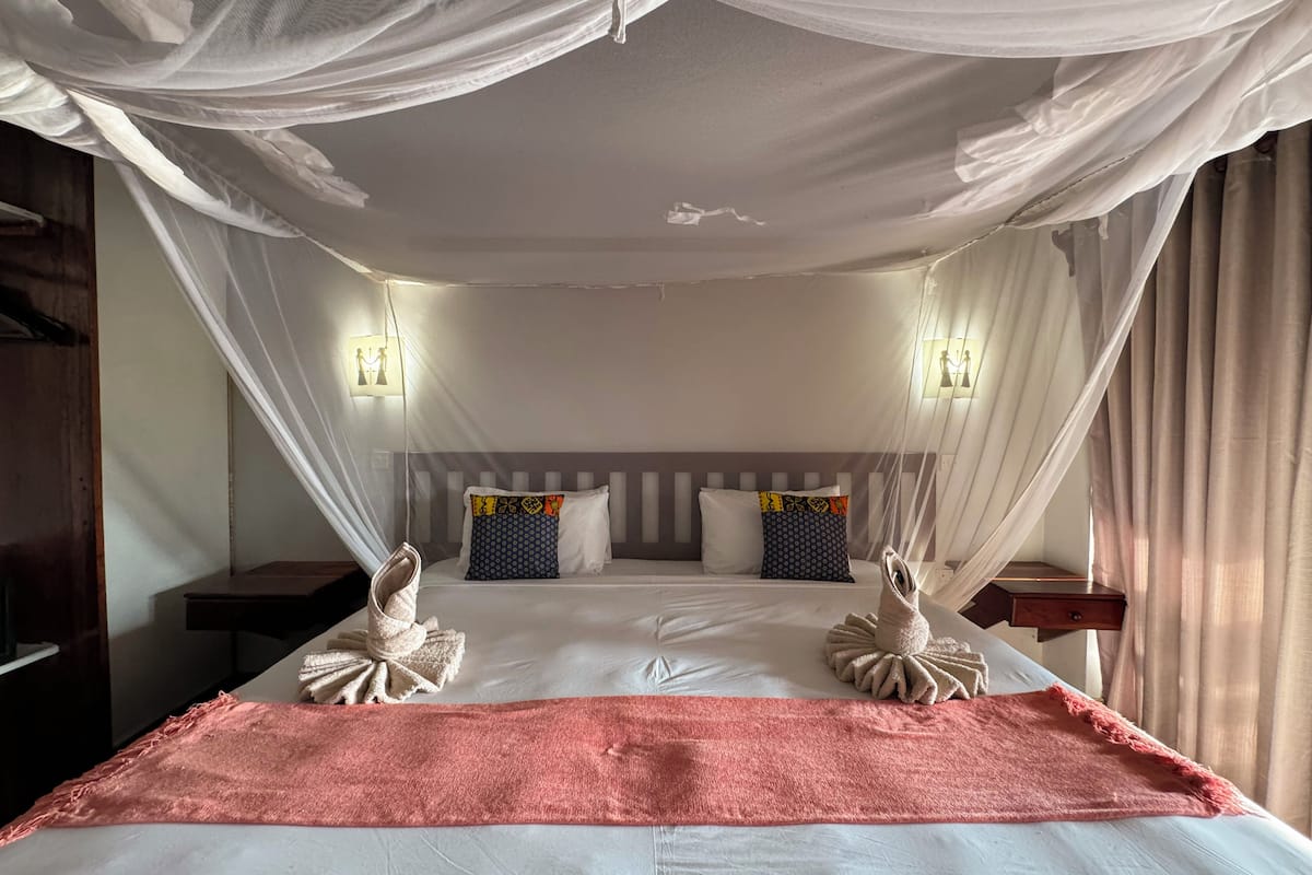 Standard Room, Balcony | Desk, laptop workspace, bed sheets
