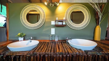Chalet Tradisional, pemandangan taman | Kamar mandi | Tisu toilet