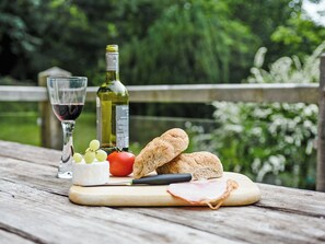 Outdoor dining - 4 bedroom accommodation in Great Strickland near Ullswater (Great Strickland near Penrith)