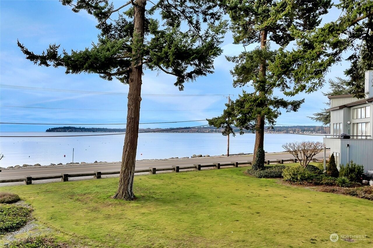 Classy, Fully remodeled Modern Condo, Indoor Pool and 3 min walk to the Beach 