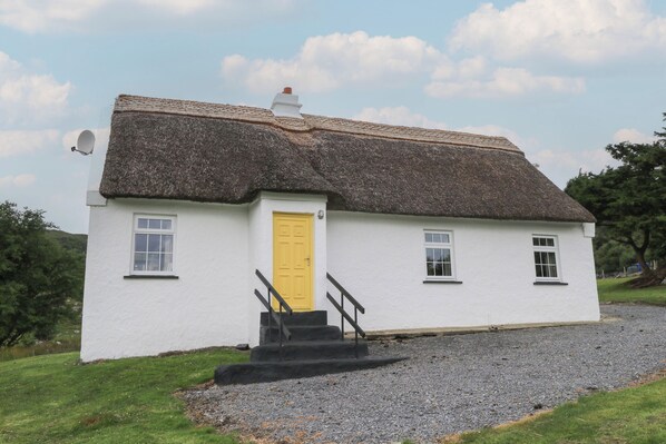 Exterior - BOFIN, pet friendly, with open fire in Oughterard, County Galway (GAILLIMH)
