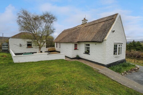AGGRAFARD, pet friendly, with open fire in Oughterard, County Galway
