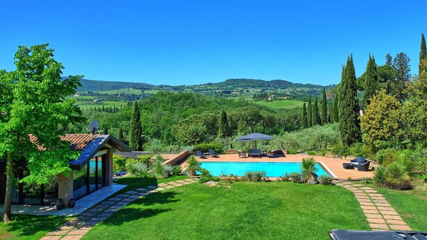 A pool area with a view of rolling hills and a clear blue sky. - Villa Barbarella - Villa with private pool (San Gimignano)