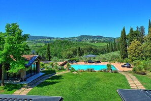 A pool area with a view of rolling hills and a clear blue sky. - Villa Barbarella - Villa with private pool (San Gimignano)