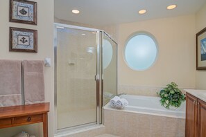 Douche, baignoire à remous, séchoir à cheveux, serviettes fournies