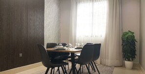 Apartamento de diseño, 3 habitaciones | Zona de estar | Una televisión de pantalla plana