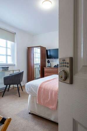 1 bedroom, desk, iron/ironing board, WiFi