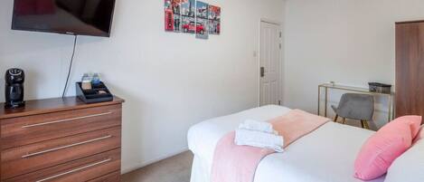 1 sovrum, skrivbord, strykjärn/strykbräda och wi-fi