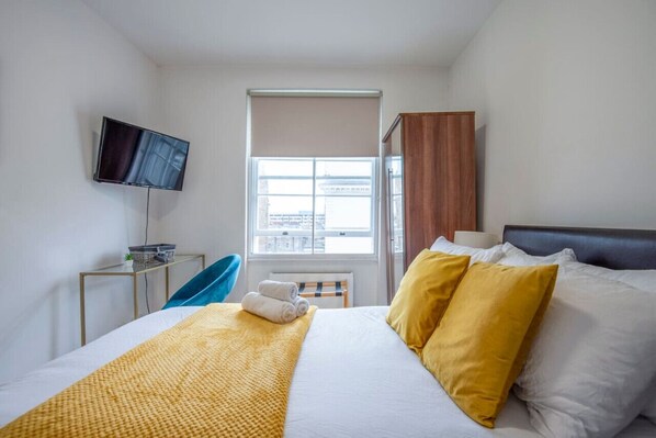 1 bedroom, desk, iron/ironing board, WiFi