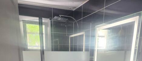 Regadera, secadora de cabello, toallas, jabón