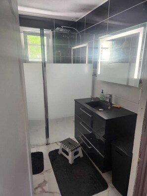 Dusche, Haartrockner, Handtücher, Seife