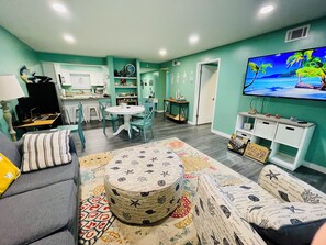 Smart TV, music library, computer monitors - Turtle Cove Condo (Fort Walton Beach)