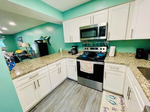 Fridge, microwave, oven, stovetop - Turtle Cove Condo (Fort Walton Beach)