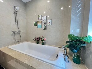 Deluxe Room | Bathroom