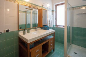 Douche, sèche-cheveux, bidet, serviettes fournies