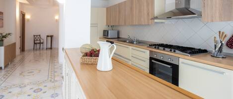 Mikrobølgeovn, ovn, kogeplade, opvaskemaskine