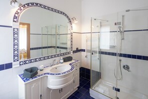 Dusche, Haartrockner, Bidet, Handtücher