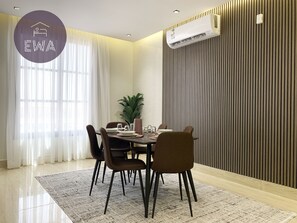 Design-Apartment, 3 Schlafzimmer | Wohnbereich | Flachbildfernseher