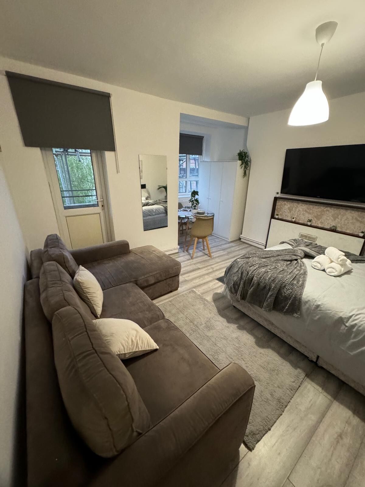 3 عدّة غرف نوم ومكواة/لوح كي وواي فاي وملاءات أسرّة