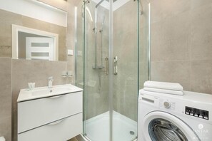 Shower, hair dryer, towels