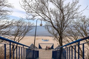 På stranden
