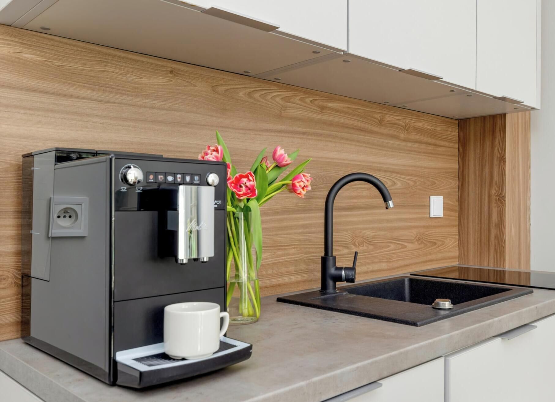 Kühlschrank, Herdplatte, Wasserkocher mit Kaffee-/Teezubehör, Esstisch