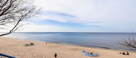 På stranden