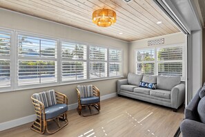 Smart TV - Casa Campoamor- Steps from beach (Anna Maria)